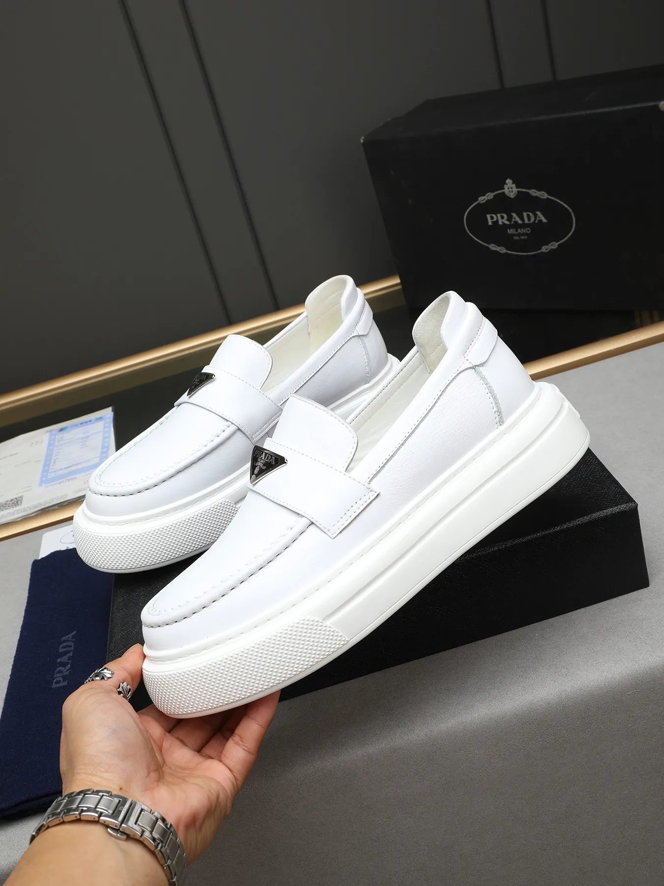 Men's Men's Shoes 💰500 Prada/Prada Men's new casual shoes, this upper is made of imported calfskin + sheep lining! The outsole is made of non-slip foam outsole, which feels good on your feet and is a fashionable and stylish item!  Size: 38-44 (45 customized)